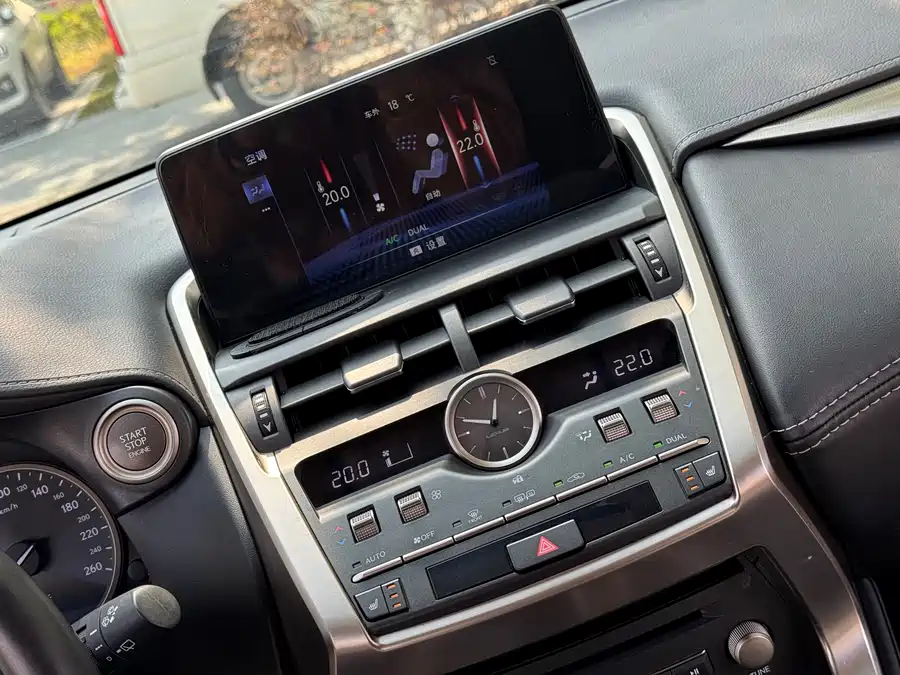 Lexus NX 2017 Бензин