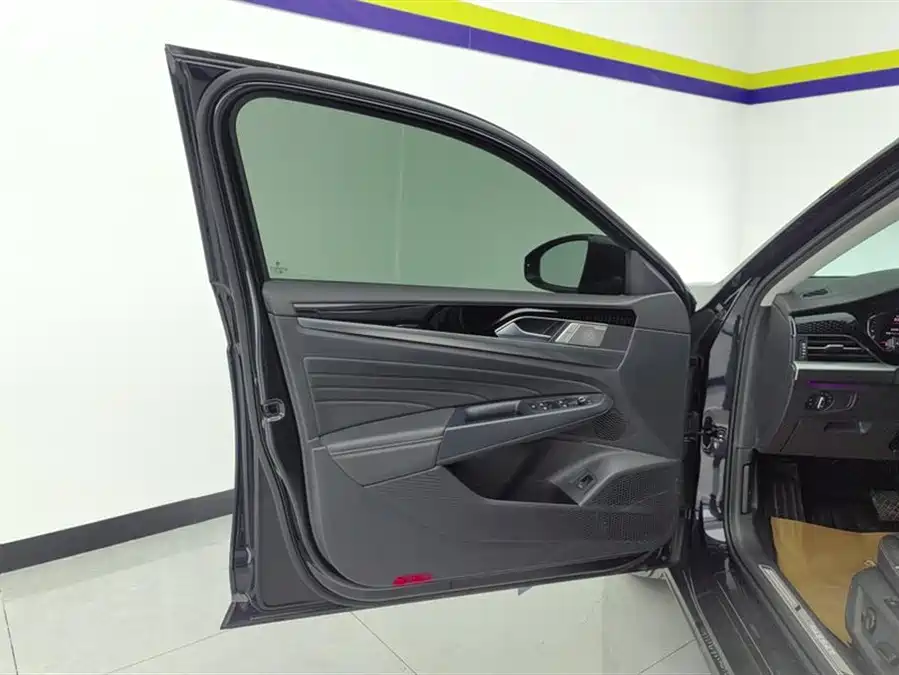 Volkswagen Passat 2023 Бензин