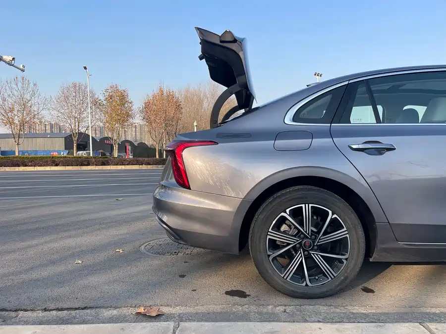 Hongqi H5 PHEV 2025 Подключаемый гибрид