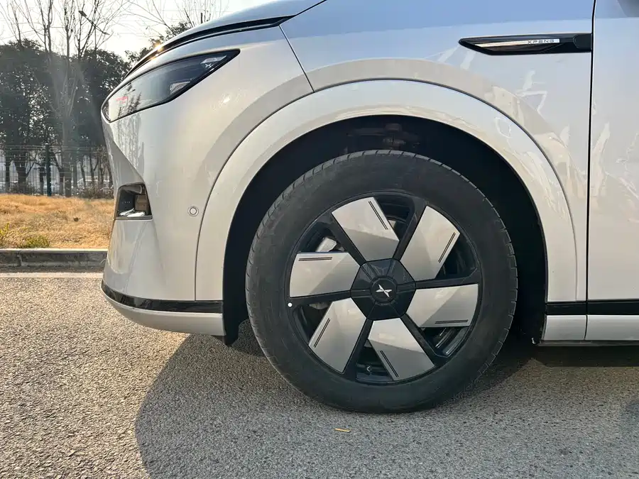 Xpeng X9 2024 Электрический