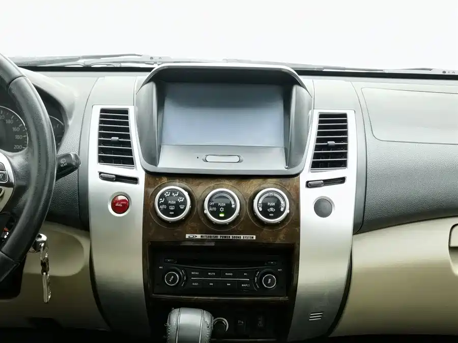 Mitsubishi Pajero Sport 2015 Бензин