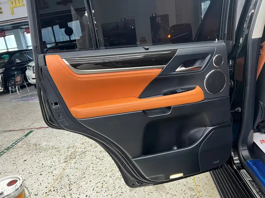 Lexus LX 2017 Бензин