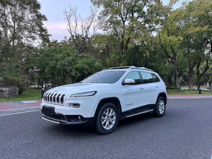 Jeep Cherokee 2017 Бензин